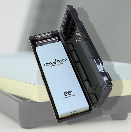 Preview: Mino Sharp Schleifstein (Wasser) Kombistein 1000/8000, mit Plastikhalter No. 472, 1 St